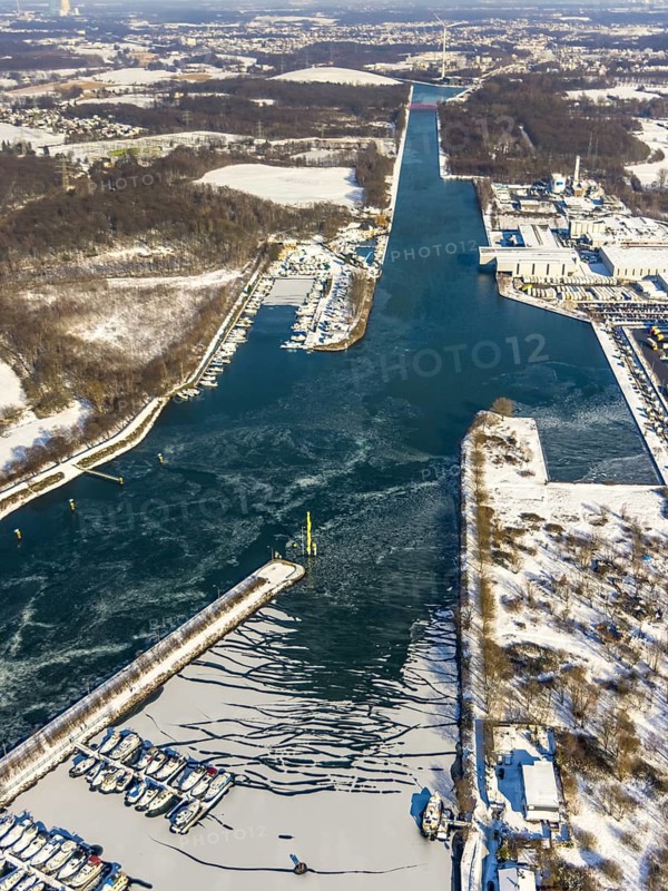 Aerial view, Herne Sea, marina, Rhine-Herne Canal, Horsthausen, Herne, Ruhr area, North Rhine-Westphalia, Germany, boats, boat mooring, DE, Europe, aerial view, aerial photography, aerial photography, motorboats, snow, sailing boats, overview, bird's-eye view, water sports club Herne 1920, winter, birds-eyes view, overview