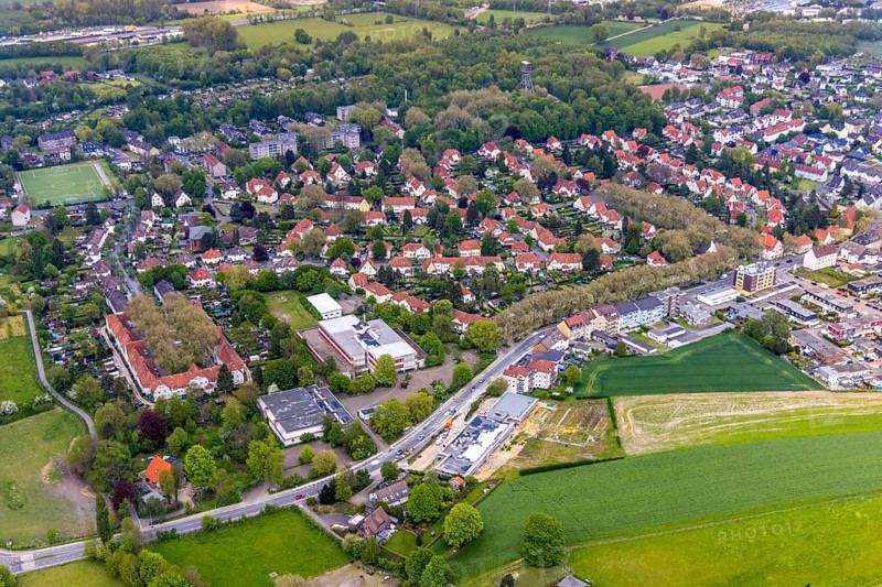Aerial view, housing estate Gartenstadt Teutoburgia, colliery housing estate, Teutoburgiahof, Sodingen secondary school, construction site on Castroper Straße, Börnig, Herne, Ruhr area, North Rhine-Westphalia, Germany, workers' housing estate, Baarestraße, construction work, building, construction area, building site, building plots, construction measure, construction project, construction site, education, educational institution, DE, monument protection, Europe, property tax, green areas, green trees, gardens, real estate, educational institute, aerial view, aerial photography, aerial photography, multi-family houses, metropolitan region Rhine-Ruhr, new building, secondary school, school, sight, overview, bird's eye view, residential complex, living and life, residential area, residential houses, residential quality, residential neighbourhood, housing estate, housing estate Teutoburgia, birds-eyes view, overview, red roofs