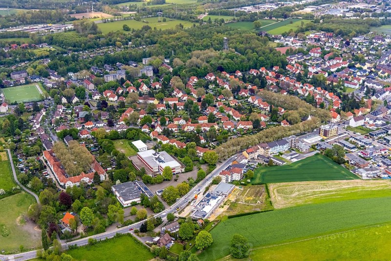 Aerial view, housing estate Gartenstadt Teutoburgia, colliery housing estate, Teutoburgiahof, Sodingen secondary school, construction site on Castroper Straße, Börnig, Herne, Ruhr area, North Rhine-Westphalia, Germany, workers' housing estate, Baarestraße, construction work, building, construction area, building site, building plots, construction measure, construction project, construction site, education, educational institution, DE, monument protection, Europe, property tax, green areas, green trees, gardens, real estate, educational institute, aerial view, aerial photography, aerial photography, multi-family houses, metropolitan region Rhine-Ruhr, new building, secondary school, school, sight, overview, bird's eye view, residential complex, living and life, residential area, residential houses, residential quality, residential neighbourhood, housing estate, housing estate Teutoburgia, birds-eyes view, overview, red roofs