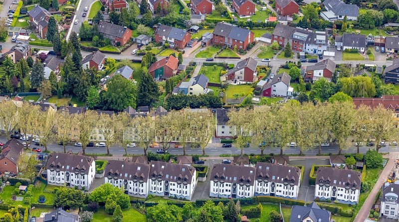 Aerial view, housing estate Mont-Cenis-Straße, Börnig, Herne, Ruhr area, North Rhine-Westphalia, Germany, DE, Europe, property tax, real estate, aerial view, aerial photography, aerial photography, terraced houses, overview, bird's-eye view, residential estate, housing and living, residential area, residential buildings, quality of living, residential neighbourhood, housing estate, birds-eyes view, overview