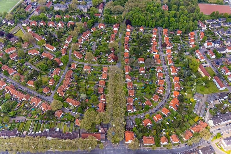 Aerial view, housing estate Gartenstadt Teutoburgia, colliery housing estate, Börnig, Herne, Ruhr area, North Rhine-Westphalia, Germany, workers' housing estate, Baarestraße, DE, monument protection, Europe, property tax, green areas, green trees, gardens, real estate, aerial view, aerial photography, aerial photography, apartment blocks, Rhine-Ruhr metropolitan region, landmark, overview, bird's-eye view, housing estate, housing and living, residential area, residential buildings, residential quality, residential neighbourhood, housing estate, housing estate Teutoburgia, birds-eyes view, overview, red roofs