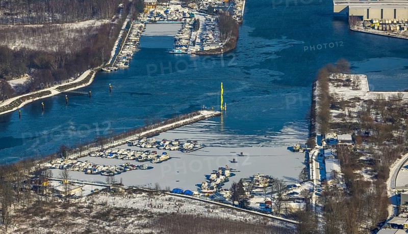 Aerial view, Herne Sea, marina, Rhine-Herne Canal, Horsthausen, Herne, Ruhr area, North Rhine-Westphalia, Germany, boats, boat mooring, DE, Europe, aerial view, aerial photography, aerial photography, motorboats, snow, sailing boats, overview, bird's-eye view, water sports club Herne 1920, winter, birds-eyes view, overview
