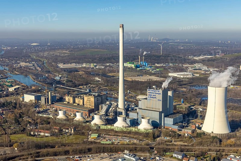 Aerial photo, STEAG combined heat and power plant Herne on the Rhine-Herne Canal, construction site new gas and steam power plant, Baukau-West, Herne, Ruhr area, North Rhine-Westphalia, Germany, construction work, construction, construction area, construction site, construction project, construction site, DE, steam cloud, power plant, Europe, district heating, combined cycle power plant, Hertener Straße, power plant, aerial view, aerial photography, aerial photography, Rhine-Ruhr metropolitan region, new construction, smoke cloud, coal-fired power plant, overview, bird's-eye view, overview