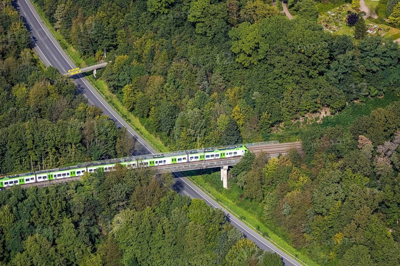 Aerial view, suburban railway crossing a bridge and adjacent pedestrian bridge over the Eichholzstraße L527n in the district of Berge in Gevelsberg, Ruhr area, North Rhine-Westphalia, Germany, railway tracks, bridge, DE, Europe, pedestrian bridge, Gevelsberg, Landesstraße L527n, aerial view, aerial photography, aerial photography, overview, bird's-eye view, overview