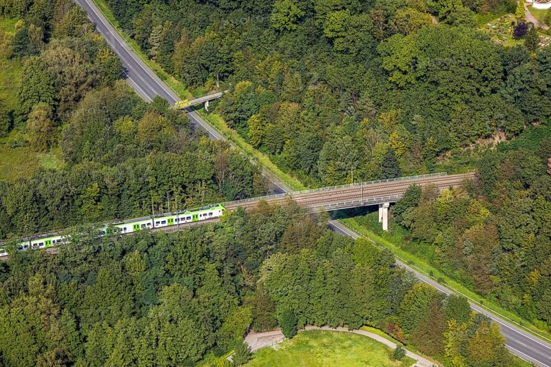 Aerial view, suburban railway crossing a bridge and adjacent pedestrian bridge over the Eichholzstraße L527n in the district of Berge in Gevelsberg, Ruhr area, North Rhine-Westphalia, Germany, railway tracks, bridge, DE, Europe, pedestrian bridge, Gevelsberg, Landesstraße L527n, aerial view, aerial photography, aerial photography, overview, bird's-eye view, overview