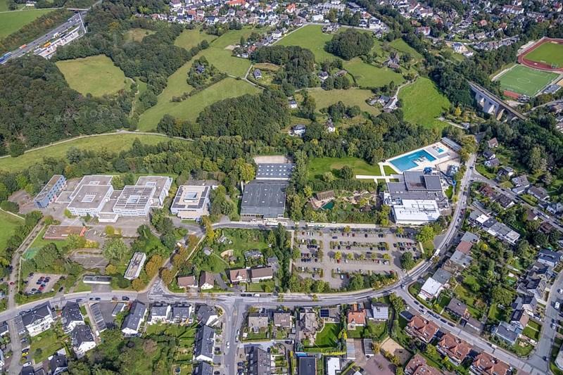 Aerial view, Gevelsberg Municipal Grammar School and Gymnasium and Sports Hall West and Swimming in Gevelsberg in the Klostermark district of Gevelsberg, Ruhr area, North Rhine-Westphalia, Germany, bathing establishment, bathing resort, education, educational institution, DE, Europe, Gevelsberg, grammar school, indoor swimming pool, teaching institute, aerial view, aerial photography, aerial photography, school, swimming pool, swimming pool, sports hall, overview, bird's eye view, bird's eye view, overview