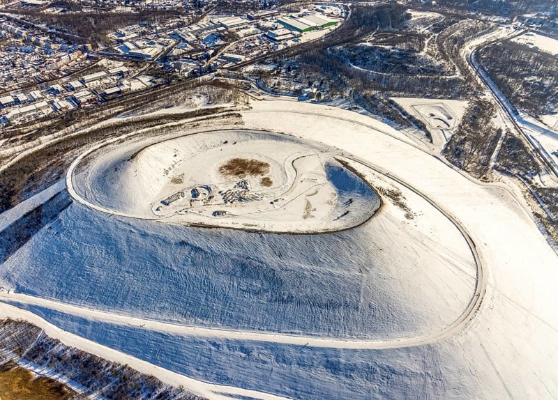 Aerial photo, Mottbruchhalde, Brauck, Gladbeck, Ruhr area, North Rhine-Westphalia, Germany, tailings, DE, Europe, slag heap, aerial photo, aerial photography, aerial photography, NSG, NSG Natroper Feld, nature reserve, snow, overview, bird's eye view, winter, birds-eyes view, overview, slag heap from Ruhr mining, colliery slag heap, RAG, Ruhrkohle