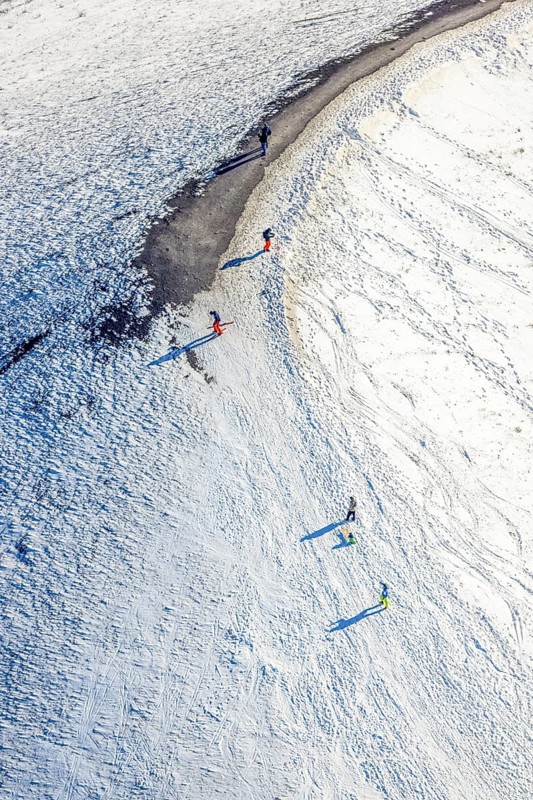 Aerial view, pedestrians, sledges and skis in the snow at the Mottbruchhalde, Brauck, Gladbeck, Ruhr area, North Rhine-Westphalia, Germany, spoil tip, DE, Europe, spoil tip, aerial view, aerial photography, aerial photography, NSG, NSG Natroper Feld, nature reserve, snow, overview, bird's eye view, winter, birds-eyes view, overview, spoil tip from Ruhr mining, colliery spoil tip, RAG, Ruhrkohle