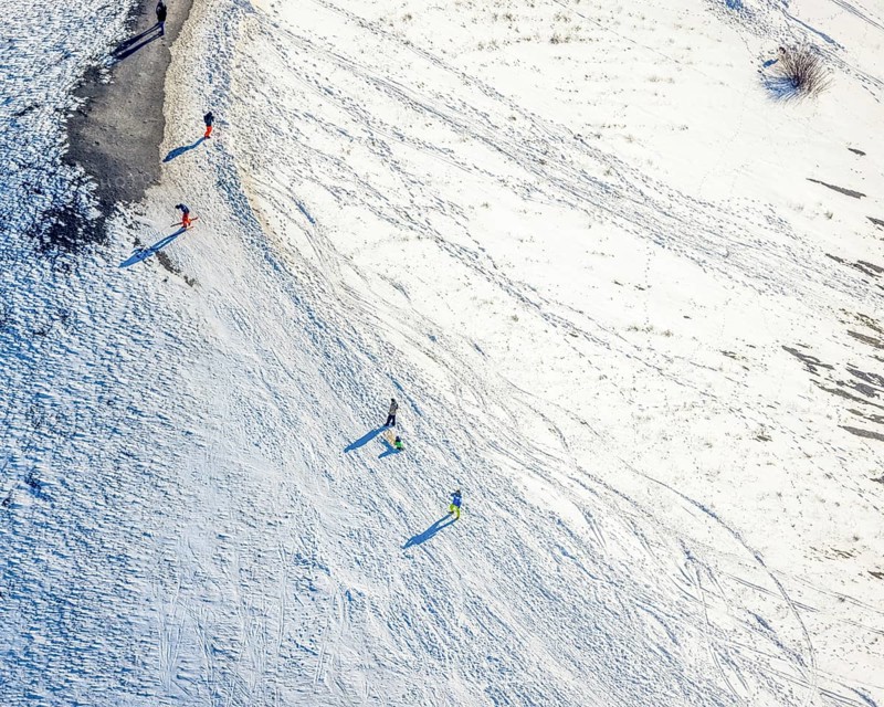 Aerial view, pedestrians, sledges and skis in the snow at the Mottbruchhalde, Brauck, Gladbeck, Ruhr area, North Rhine-Westphalia, Germany, spoil tip, DE, Europe, spoil tip, aerial view, aerial photography, aerial photography, NSG, NSG Natroper Feld, nature reserve, snow, overview, bird's eye view, winter, birds-eyes view, overview, spoil tip from Ruhr mining, colliery spoil tip, RAG, Ruhrkohle