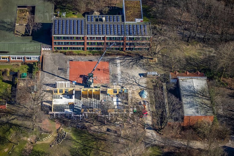 Aerial photo, Brauck school centre, construction site at the Erich Fried School, Erich Fried Park, Brauck, Gladbeck, Ruhr area, North Rhine-Westphalia, Germany, construction work, construction area, construction site, building plots, construction crane, construction project, construction site, education, educational institution, DE, Europe, secondary school, Kortenkamp, educational institute, aerial view, aerial photography, aerial photography, new building, photovoltaic, photovoltaic system, school, solar, solar system, solar energy, solar energy, overview, bird's-eye view, birds-eyes view, overview