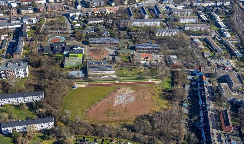 Aerial photo, Brauck school centre, construction site at Erich Fried School, Erich Fried Park, Gladbeck sports field, Erich Kästner Realschule, Brauck, Gladbeck, Ruhr area, North Rhine-Westphalia, Germany, construction work, construction area, construction site, building plots, construction measure, construction project, construction site, education, educational institution, DE, Europe, secondary school, Kortenkamp, educational institute, aerial view, aerial photography, aerial photography, new building, photovoltaic, photovoltaic system, secondary school, school, solar, solar system, solar energy, solar energy, overview, bird's-eye view, overview