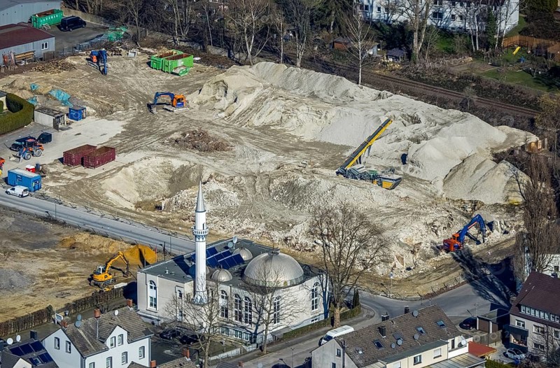 Aerial view, Mosque Türkisch-Islamischer KulturVerein e.V., Wielandstraße, construction site at the property with demolition Möbelparadies Tacke, Bramsfeld, Gladbeck, Ruhr area, North Rhine-Westphalia, Germany, demolition work, place of worship, construction work, construction, construction vehicles, construction area, construction site, construction site, construction project, construction site, DE, Europe, religious community, place of worship, holy place, church, church community, denomination, aerial view, aerial photography, aerial photography, mosque, Möbel Tacke, new building, religion, religious site, overview, bird's-eye view, overview