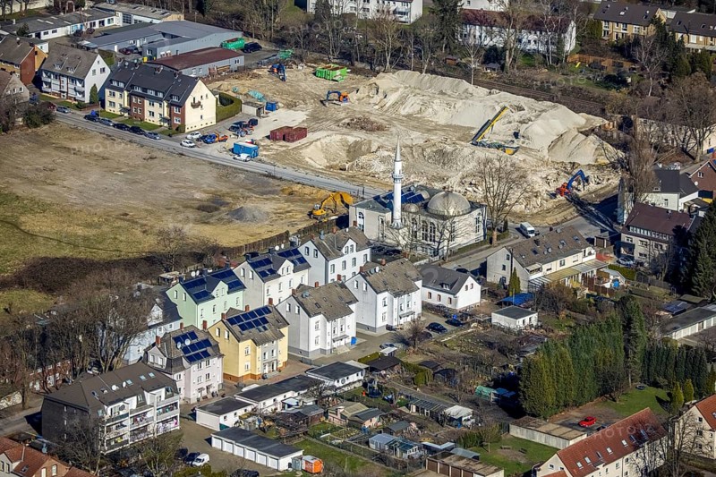 Aerial view, Mosque Türkisch-Islamischer KulturVerein e.V., Wielandstraße, construction site at the property with demolition Möbelparadies Tacke, Bramsfeld, Gladbeck, Ruhr area, North Rhine-Westphalia, Germany, demolition work, place of worship, construction work, construction, construction vehicles, construction area, construction site, construction site, construction project, construction site, DE, Europe, religious community, place of worship, holy place, church, church community, denomination, aerial view, aerial photography, aerial photography, mosque, Möbel Tacke, new building, religion, religious site, overview, bird's-eye view, overview