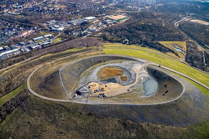Aerial view, Mottbruchhalde, construction site for wind turbine, wind power plant, Brauck, Gladbeck, Ruhr area, North Rhine-Westphalia, Germany, construction work, construction area, construction site, building site, construction project, construction site, tailings pile, DE, Europe, aerial view, aerial photography, aerial photography, NSG, nature reserve Natroper Feld, new construction, overview, bird's-eye view, overview, wind power, alternative energy