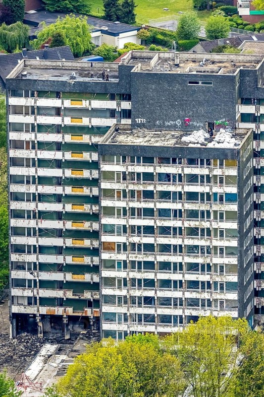 Aerial view, planned demolition high-rise business centre Rentfort-Nord, Schwechater Straße, Rentfort, Gladbeck, Ruhr area, North Rhine-Westphalia, Germany, demolition, DE, Europe, high-rise, high-rise ruin, aerial photograph, aerial photography, aerial photography, overview, bird's-eye view, bird's-eye view, overview, scrap property, social hotspot