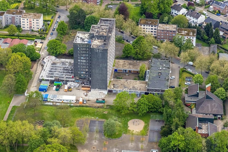 Aerial view, planned demolition high-rise business centre Rentfort-Nord, Schwechater Straße, Rentfort, Gladbeck, Ruhr area, North Rhine-Westphalia, Germany, demolition, DE, Europe, high-rise, high-rise ruin, aerial photograph, aerial photography, aerial photography, overview, bird's-eye view, bird's-eye view, overview, scrap property, social hotspot