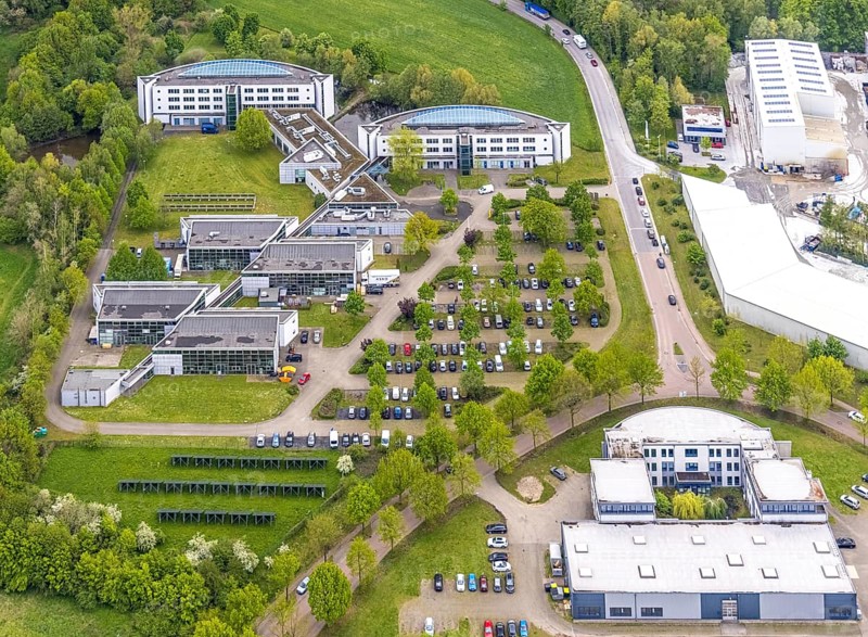 Aerial view, IWG Innovationszentrum Wiesenbusch Gladbeck, Gewerbepark Am Wiesenbusch, Rentfort, Gladbeck, Ruhr area, North Rhine-Westphalia, Germany, DE, Europe, commercial buildings, business district, business centre, commercial space, commercial area, commercial use, autumn colours, industrial area, industrial location, aerial photograph, aerial photography, aerial photography, rental space, overview, bird's-eye view, birds-eyes view, overview