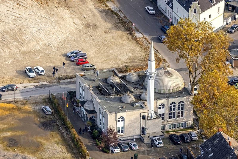 Aerial view, construction site after demolition of the furniture store Tacke and mosque Türkisch-Islamischer KulturVerein Wielandstraße in the district Butendorf in Gladbeck, Ruhr area, North Rhine-Westphalia, Germany, demolition, place of worship, construction site, building site, DE, Europe, Gladbeck, religious community, place of worship, church, church community, denomination, aerial view, aerial photography, aerial photography, mosque, furniture paradise, religion, overview, bird's eye view, birds-eyes view, overview