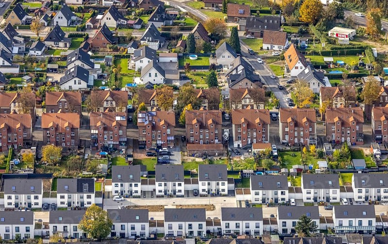 Aerial view, housing estates from three different eras: Colliery housing estate, detached houses and terraced housing estate, Phönixstraße and Geschwister-Scholl-Straße, in the Butendorf district of Gladbeck, Ruhr area, North Rhine-Westphalia, Germany, DE, detached houses, Europe, shapes and colours, Gladbeck, property tax, real estate, aerial view, aerial photography, aerial photography, terraced houses, overview, bird's-eye view, housing estate, housing and living, residential area, residential houses, quality of living, residential quarter, housing estate, colliery housing estate, colliery houses, birds-eyes view, overview