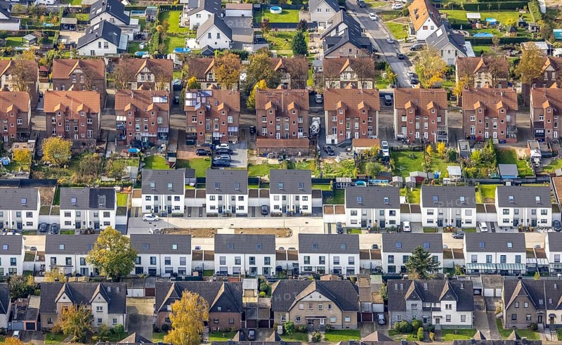 Aerial view, housing estates from three different eras: Colliery housing estate, detached houses and terraced housing estate, Phönixstraße and Geschwister-Scholl-Straße, in the Butendorf district of Gladbeck, Ruhr area, North Rhine-Westphalia, Germany, DE, detached houses, Europe, shapes and colours, Gladbeck, property tax, real estate, aerial view, aerial photography, aerial photography, terraced houses, overview, bird's-eye view, housing estate, housing and living, residential area, residential houses, quality of living, residential quarter, housing estate, colliery housing estate, colliery houses, birds-eyes view, overview