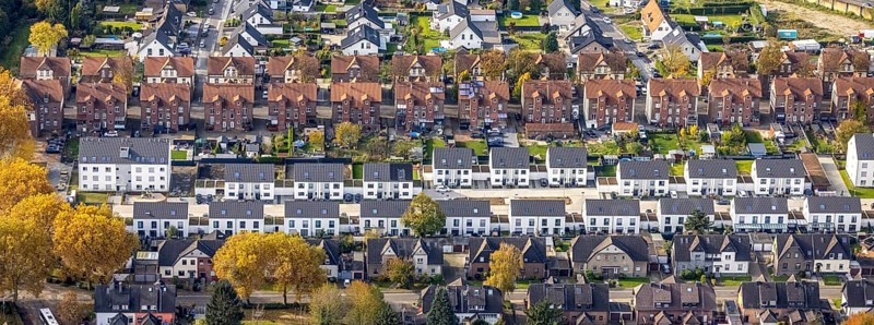 Aerial view, housing estates from three different eras: Colliery housing estate, detached houses and terraced housing estate, Phönixstraße and Geschwister-Scholl-Straße, in the Butendorf district of Gladbeck, Ruhr area, North Rhine-Westphalia, Germany, DE, detached houses, Europe, shapes and colours, Gladbeck, property tax, real estate, aerial view, aerial photography, aerial photography, terraced houses, overview, bird's-eye view, housing estate, housing and living, residential area, residential houses, quality of living, residential quarter, housing estate, colliery housing estate, colliery houses, birds-eyes view, overview