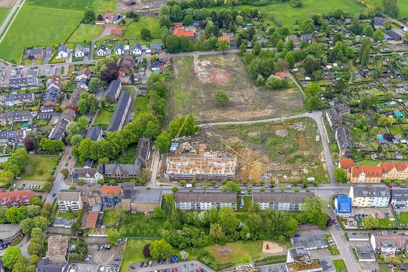Aerial view, Schlägel und Eisen housing estate, construction site, new construction urban quarter with residential buildings, Zweckel, Gladbeck, Ruhr area, North Rhine-Westphalia, Germany, construction work, construction, construction area, building site, building plots, construction project, building site, Bohnekampstrasse, trees, DE, Eisenstrasse, Europe, real estate, aerial view, aerial photography, aerial photography, new construction, Schlägelstrasse overview, bird's-eye view, living and life, residential area, residential buildings, residential quality, residential quarter, birds-eyes view, overview