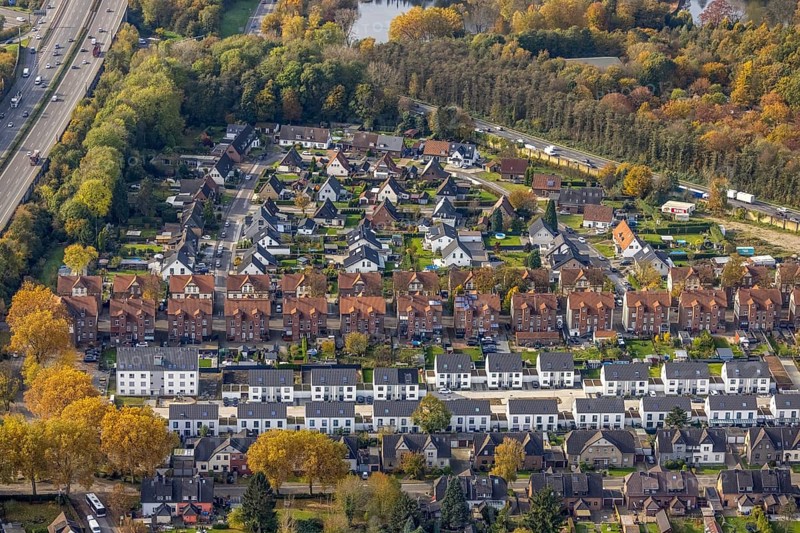 Aerial view, housing estates from three different eras: Colliery housing estate, detached houses and terraced housing estate, Phönixstraße and Geschwister-Scholl-Straße, in the Butendorf district of Gladbeck, Ruhr area, North Rhine-Westphalia, Germany, DE, detached houses, Europe, shapes and colours, Gladbeck, property tax, real estate, aerial view, aerial photography, aerial photography, terraced houses, overview, bird's-eye view, housing estate, housing and living, residential area, residential houses, quality of living, residential quarter, housing estate, colliery housing estate, colliery houses, birds-eyes view, overview