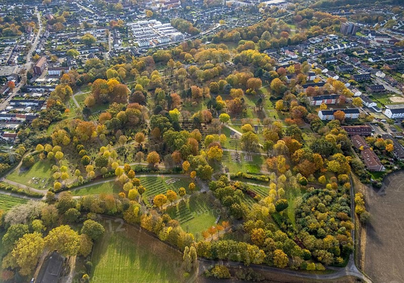 Aerial view, autumn colours at Brauck cemetery in the Brauck district of Gladbeck, Ruhr area, North Rhine-Westphalia, Germany, burial site, DE, Europe, cemetery, memorial, Gladbeck, Gottesacker, graves, burial ground, aerial photograph, aerial photography, aerial photography, resting place, overview, bird's-eye view, overview