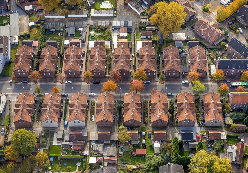 Aerial view, workers' housing estate and miners' housing estate Kirchhellener Straße in the district Rentfort in Gladbeck, Ruhr area, North Rhine-Westphalia, Germany, DE, Europe, Gladbeck, property tax, real estate, aerial view, aerial photography, aerial photography, overview, bird's eye view, housing estate, housing and living, residential area, residential buildings, housing quality, residential neighbourhood, housing estate, colliery housing estate, birds-eyes view, overview