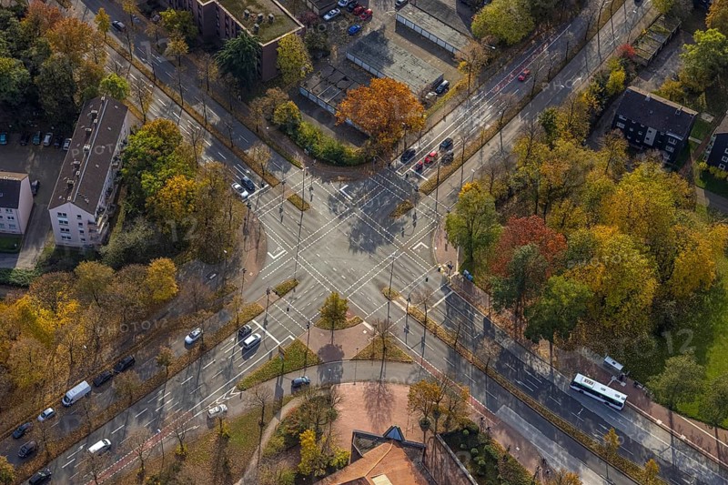 Aerial view, intersection Sandstraße and Konrad-Adenauer-Allee with red cycle path marking in Gladbeck, Ruhr area, North Rhine-Westphalia, Germany, DE, Europe, Gladbeck, aerial view, aerial photography, aerial photography, cycle path, road crossing, road traffic, overview, traffic safety, bird's eye view, birds-eyes view, overview