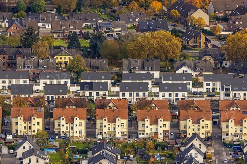 Aerial view, housing estates from three different eras: Colliery housing estate, detached houses and terraced housing estate, Phönixstraße and Geschwister-Scholl-Straße, in the Butendorf district of Gladbeck, Ruhr area, North Rhine-Westphalia, Germany, workers' housing estate, DE, detached houses, Europe, Gladbeck, property tax, real estate, aerial view, aerial photography, aerial photography, Phönixstraße, terraced houses, overview, bird's-eye view, housing estate, housing and living, residential area, residential houses, quality of living, residential neighbourhood, housing estate, colliery housing estate, colliery housing estate, birds-eyes view, overview