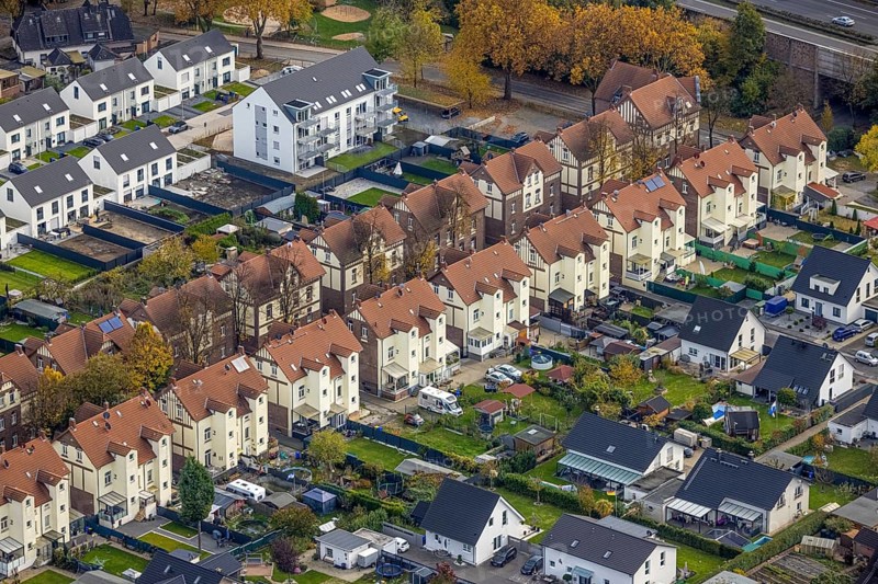 Aerial view, housing estates from three different eras: Colliery housing estate, detached houses and terraced housing estate, in the Butendorf district of Gladbeck, Ruhr area, North Rhine-Westphalia, Germany, workers' housing estate, DE, detached houses, Europe, Gladbeck, property tax, real estate, aerial photograph, aerial photography, aerial photography, Phönixstraße, terraced houses, overview, bird's-eye view, housing estate, housing and living, residential area, residential houses, quality of living, residential neighbourhood, housing estate, colliery housing estate, colliery housing estate, birds-eyes view, overview