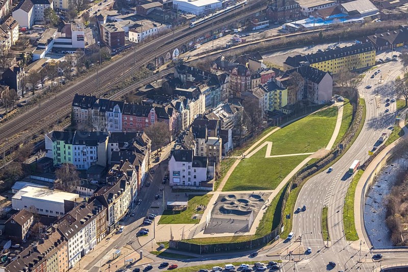 Aerial view, Wehringhauser Straße and river Ennepe, Bohne Park Hagen, Wehringhausen, Hagen, Ruhr area, North Rhine-Westphalia, Germany, DE, Europe, aerial view, aerial photography, aerial photography, park, pump track, overview, bird's eye view, birds-eyes view, overview