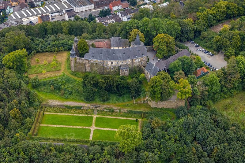 Aerial photograph, Hohenlimburg Castle on the Schlossberg in the Hohenlimburg district of Hagen, Ruhr area, North Rhine-Westphalia, Germany, castle, DE, Europe, Hagen, hilltop castle, aerial photograph, aerial photography, aerial photography, castle, overview, defence system, bird's-eye view, overview