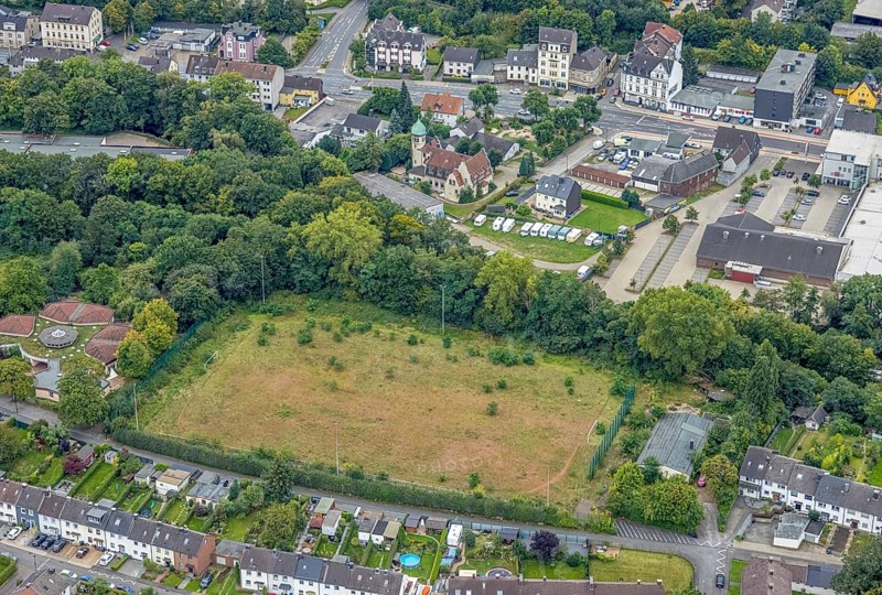 Aerial view, Waldorf Kindergarten next to the former Am Quambusch sports ground. A residential quarter is to be built on the brownfield site in the Haspe-West district of Hagen, Ruhr area, North Rhine-Westphalia, Germany, construction area, construction site, DE, Europe, Hagen, kindergarten, day nursery, day care centre, day nursery, aerial view, aerial photography, aerial photography, overview, bird's-eye view, overview
