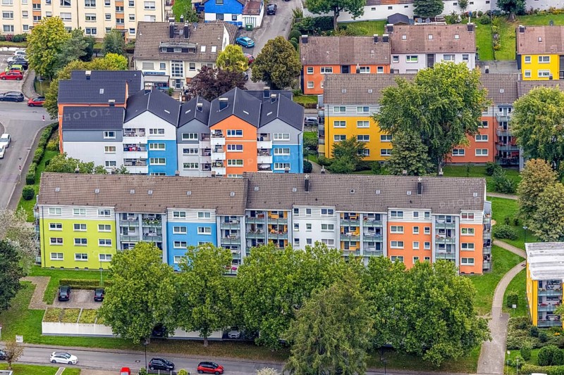 Aerial view, colourful house facades of the GWG housing estate on the street Am Quambusch in the Haspe-West district of Hagen, Ruhr area, North Rhine-Westphalia, Germany, DE, Europe, property tax, Hagen, real estate, aerial view, aerial photography, aerial photography, overview, bird's-eye view, housing estate, housing and living, residential area, residential buildings, quality of living, residential quarter, housing estate, birds-eyes view, overview