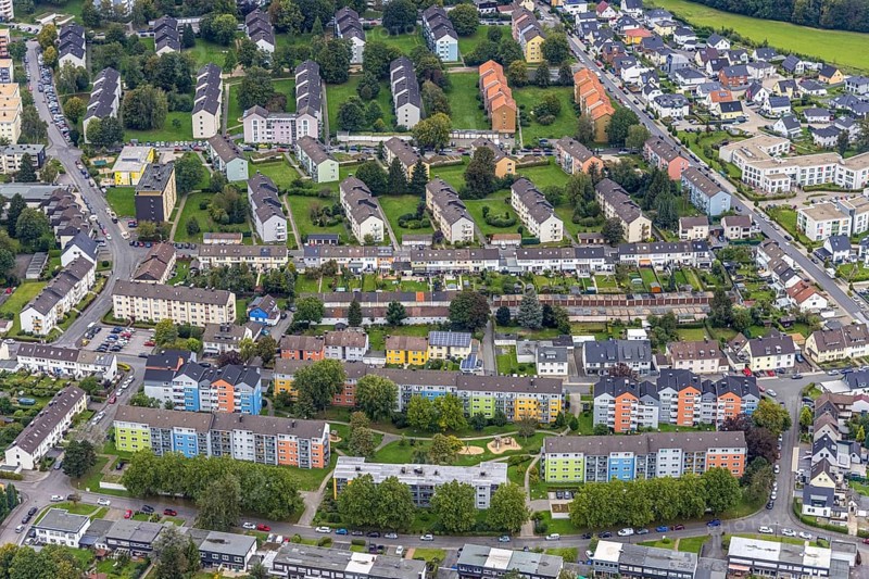 Aerial view, colourful house facades of the GWG housing estate on the street Am Quambusch in the Haspe-West district of Hagen, Ruhr area, North Rhine-Westphalia, Germany, DE, Europe, property tax, Hagen, real estate, aerial view, aerial photography, aerial photography, overview, bird's-eye view, housing estate, housing and living, residential area, residential buildings, quality of living, residential quarter, housing estate, birds-eyes view, overview