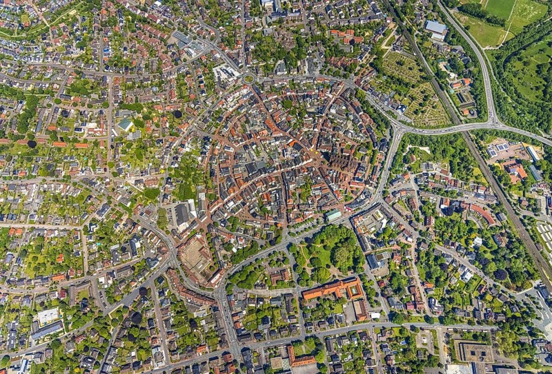 Aerial view, old town with catholic St.Sixtus-Kirche, Altstadring, town hall Haltern am See, Haltern-Stadt, vertical aerial view of Haltern am See, Ruhr area, North Rhine-Westphalia, Germany, old town, old town view, old town area, old town ring, place of worship, authority, DE, Europe, religious community, place of worship, Haltern am See, holy place, church, parish, denomination, roundabout, roundabout, aerial view, aerial photography, aerial photography, town hall, religion, religious site, vertical view, overview, bird's eye view, birds-eyes view, historic town centre, overview