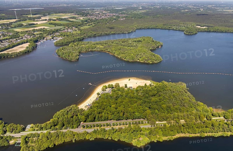 Aerial view, preparation for the bathing season, Haltern reservoir, Haltern south beach with sandy beach, Haltern town, Haltern am See, Ruhr area, North Rhine-Westphalia, Germany, DE, Europe, Gelsenwasser AG, Hullerner Straße, island in the lake, aerial view, aerial photography, aerial photography, lake, reservoir, overview, bird's-eye view, Gelsenwasser AG waterworks, birds-eyes view, overview