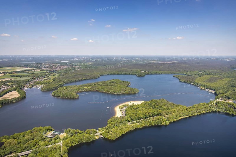 Aerial view, preparation for the bathing season, Haltern reservoir, Haltern south beach with sandy beach, Haltern town, Haltern am See, Ruhr area, North Rhine-Westphalia, Germany, DE, Europe, Gelsenwasser AG, Hullerner Straße, island in the lake, aerial view, aerial photography, aerial photography, lake, reservoir, overview, bird's-eye view, Gelsenwasser AG waterworks, birds-eyes view, overview