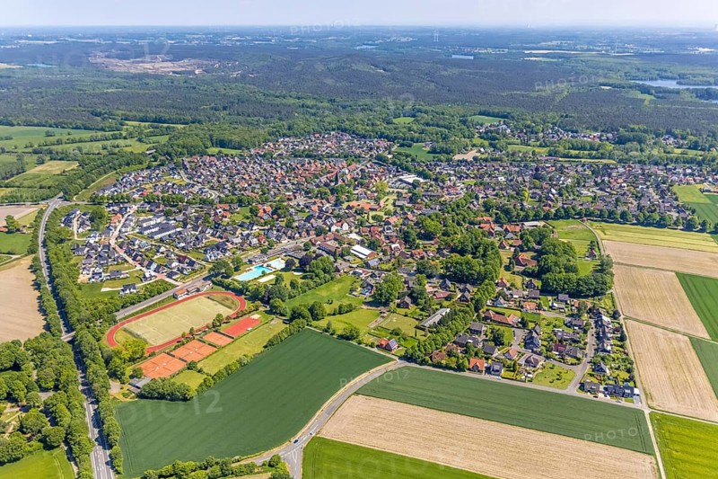 Aerial view, local view Sythen, TuS Sythen sports field and outdoor swimming pool, Haltern am See, Ruhr area, North Rhine-Westphalia, Germany, bathing establishment, bathing resort, DE, Europe, outdoor swimming pool, leisure activities, football pitch, aerial view, aerial photography, aerial photography, swimming pool, swimming pool, sports facilities, sports field, sports facility, overview, bird's-eye view, forest area, birds-eyes view, overview