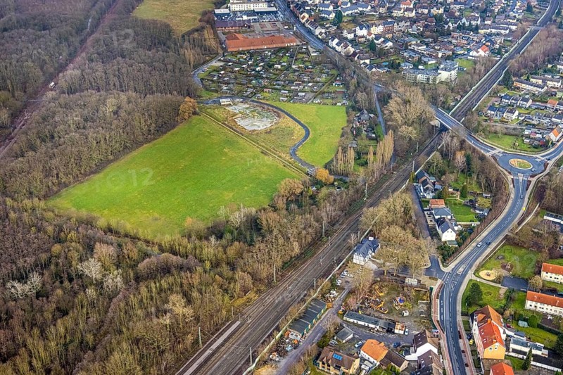 Aerial view source of Hoppeibach at Pelkum railway station with field and building area Kamemer Straße in Hamm, Ruhr area, North Rhine-Westphalia, Germany, railway tracks, fallow land, DE, Europe, Hamm, small animal facility Pelkum, roundabout, aerial view, aerial photograph, aerial photography, aerial photography, Rhine-Ruhr metropolitan region, overview, bird's-eye view, bird's-eye view, overview