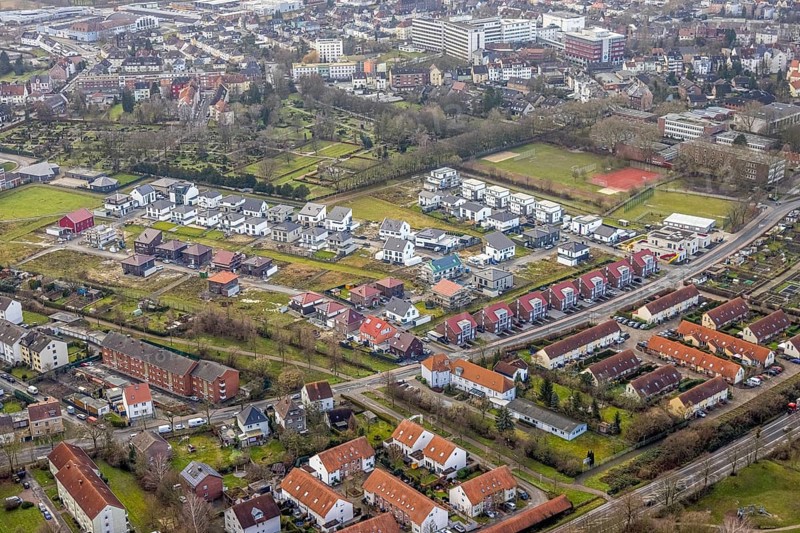 Aerial view new development area Am Beisenkamp between Beisenkamp-Gymnasium and Südenfriedhof in the south of Hamm in Hamm, Ruhr area, North Rhine-Westphalia, Germany Hamm, Germany, DE, Europe, property tax, Hamm, real estate, aerial view, aerial photograph, aerial photography, aerial photography, Rhine-Ruhr metropolitan region, overview, bird's eye view, residential area, housing and living, residential area, residential buildings, residential quality, residential neighbourhood, housing estate, birds-eyes view, overview