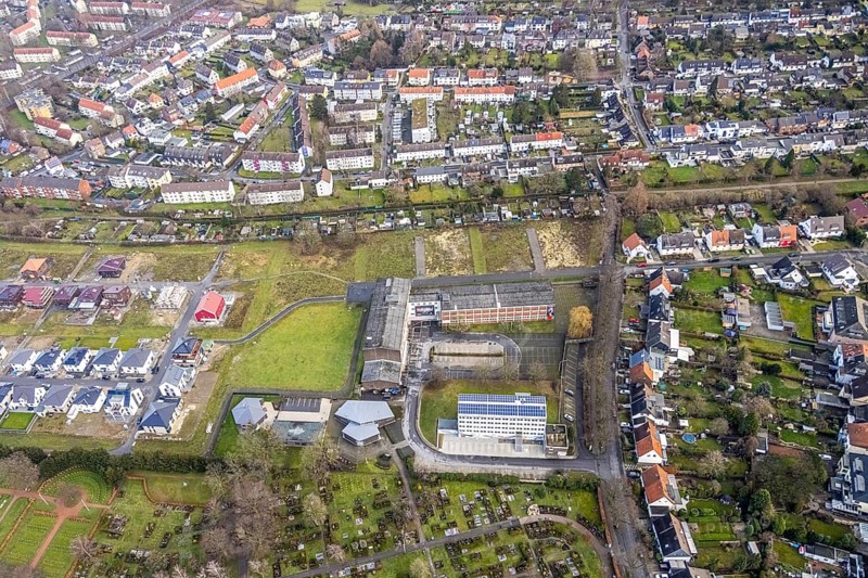 Aerial view of the new development area Am Beisenkamp between Beisenkamp-Gymnasium and Südenfriedhof in the south of Hamm with commercial area Am Hülsenbusch in Hamm, Ruhr area, North Rhine-Westphalia, Germany, DE, Europe, property tax, Hamm, real estate, aerial view, aerial photograph, aerial photography, aerial photography, Rhine-Ruhr metropolitan region, photovoltaic, photovoltaic system, solar, solar system, solar energy, solar energy, Nettebrock mourning hall, overview, bird's-eye view, residential complex, living and living, residential area, residential buildings, quality of living, residential neighbourhood, housing estate, birds-eyes view, overview