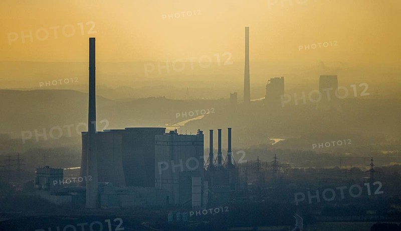 Aerial view of RWE Power AG power plant Gersteinwerk in backlight and STEAG power plant Bergkamen at the Datteln-Hamm canal in Hamm, Ruhr area, North Rhine-Westphalia, Germany, DE, steam power plant, energy, energy supplier, energy industry, Europe, commercial enterprises, commercial area, commercial park, commercial location, commercial use, Hamm, Hammer Straße, industrial plants, industrial area, industrial building, industrial location, chimney, power plant, cooling towers, aerial view, aerial photograph, aerial photography, aerial photography, Rhine-Ruhr metropolitan region, overview, bird's-eye view, birds-eyes view, overview