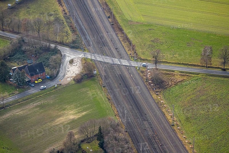 Aerial view railway crossing Provinzialstraße Große Werlstraße in Hamm, Ruhr area, North Rhine-Westphalia, Germany, railway tracks, railway crossing, DE, Deutsche Bahn AG, Europe, railway tracks, Hamm, aerial view, aerial photograph, aerial photography, aerial photography, Rhine-Ruhr metropolitan region, overview, bird's-eye view, bird's-eye view, overview