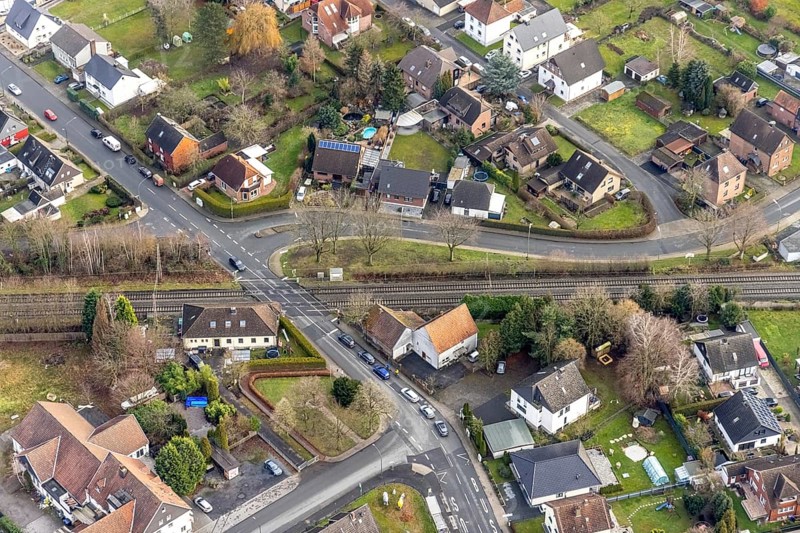 Aerial view railway crossing Wiescherhöfener Straße and waiting cars in Hamm, Ruhr area, North Rhine-Westphalia, Germany, DE, Europe, Hamm, aerial view, aerial photograph, aerial photography, aerial photography, Rhine-Ruhr metropolitan region, overview, bird's eye view, birds-eyes view, overview