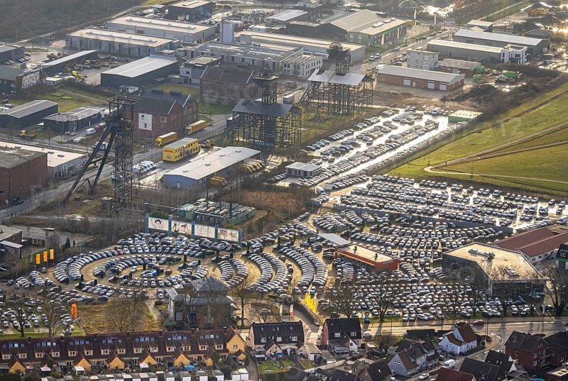 Aerial view Radbod cultural district, Radbod colliery shaft 1+2 An den Fördertürmen, Skoda Potthoff car dealer Potti car parks in Hamm, Ruhr area, North Rhine-Westphalia, Germany, DE, Europe, Hamm, aerial view, aerial photograph, aerial photography, aerial photography, Rhine-Ruhr metropolitan region, car parks, overview, bird's-eye view, overview