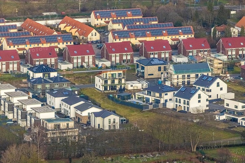 Aerial view of the new development area Am Beisenkamp between Beisenkamp-Gymnasium and Südenfriedhof in the south of Hamm, Ruhr area, North Rhine-Westphalia, Germany Hamm, Germany, DE, Europe, property tax, Hamm, real estate, aerial view, aerial photograph, aerial photography, aerial photography, Rhine-Ruhr metropolitan region, photovoltaic, photovoltaic system, solar, solar system, solar energy, solar energy, overview, bird's-eye view, residential complex, living and living, residential area, residential buildings, residential quality, residential neighbourhood, housing estate, birds-eyes view, overview