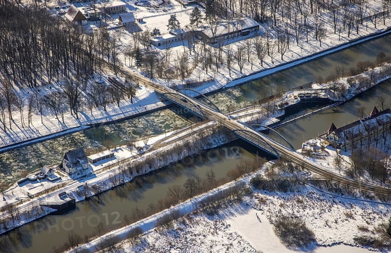 Aerial view, bridge ferry road over Lippe and Datteln-Hamm Canal, snow, winter, Heessen, Hamm, Ruhr area, North Rhine-Westphalia, Germany, DE, Europe, aerial view, aerial photography, aerial photography, overview, bird's-eye view, birds-eyes, view, overview, Lippe meander, Datteln-Hamm Canal, waterway, shipping traffic, transport, logistics, goods movement, ships, waters, traffic, infrastructure, road traffic